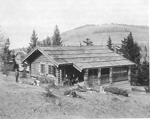 Die "Norwegische Jagdhütte", wie sie nach der Jagdausstellung auf die Mönichkirchener Schwaig gebracht wurde. (Bildarchiv: Franz K. Stern, Mönichkirchen)